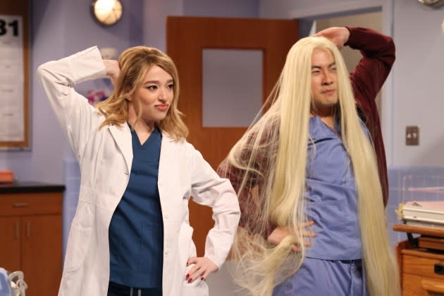 O anfitrião 'SNL' Mikey Madison e Bowen Yang Bond sobre o show de Hilary Duff's Viral 'Today' de 2007