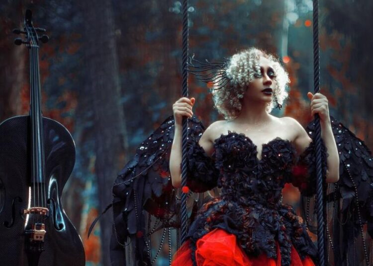 O artista Cellista mescla trapézio, violoncelo e filme na performance 'Élégie' no Colorado Springs Theatre | Artes e entretenimento