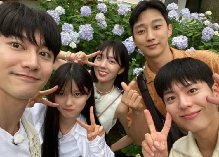 O cantabile de Park Bo-Gum Gets Love in the Moonlight Reunion, elenco inteiro retorna para apoiar seu novo programa de música The Seasons