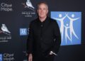 O co-presidente da Warner Records e o COO Tom Corson para receber o Prêmio de Espírito de Vida da Cidade de Hope de Hope