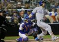 Alex Gordon, do Kansas City Royals, acerta um single do RBI durante o quinto turno do jogo 4 dos ...
