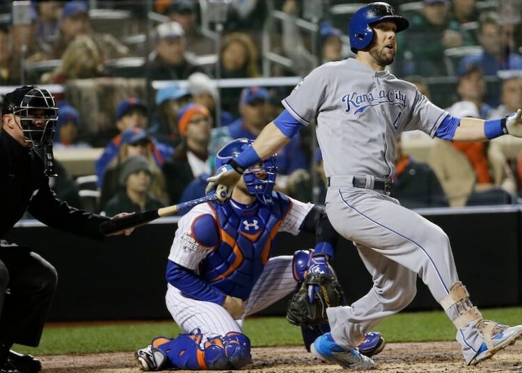 Alex Gordon, do Kansas City Royals, acerta um single do RBI durante o quinto turno do jogo 4 dos ...