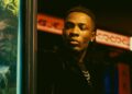 O mais recente single do cantor e compositor nigeriano Joeboy 'Smh' investiga as complexidades dos relacionamentos tóxicos e a importância do amor próprio