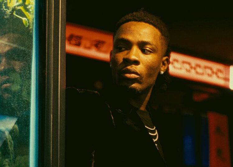O mais recente single do cantor e compositor nigeriano Joeboy 'Smh' investiga as complexidades dos relacionamentos tóxicos e a importância do amor próprio