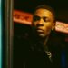 O mais recente single do cantor e compositor nigeriano Joeboy 'Smh' investiga as complexidades dos relacionamentos tóxicos e a importância do amor próprio