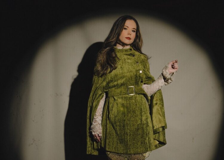 O novo álbum de Sierra Hull Talks 'A Tip Toe High Wire'