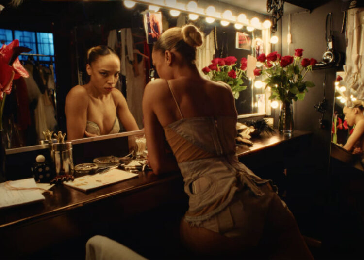 O novo videoclipe 'Mody Dance' de Zsela descasca a cortina
