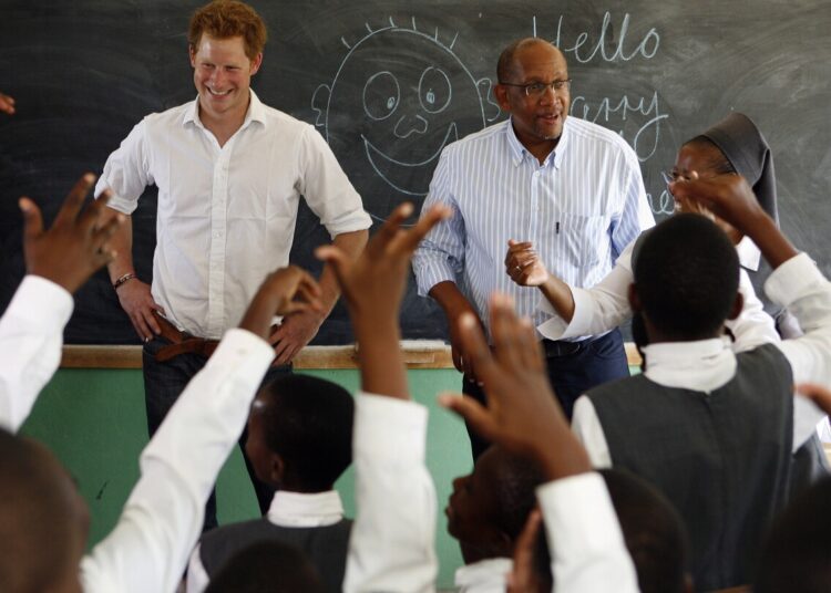 O presidente da caridade africana, príncipe Harry, co-fundou, diz que o Royal orquestrou uma campanha de bullying