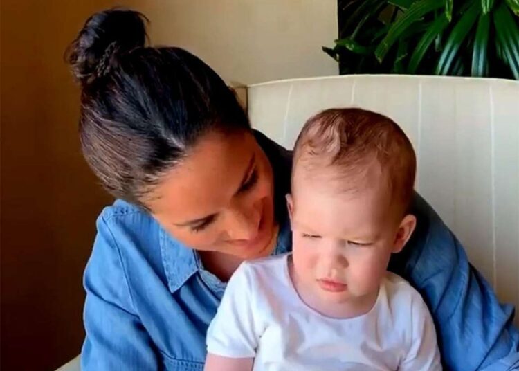O príncipe Archie estará "dirigindo em 10 anos", de acordo com Meghan Markle, apesar da idade legal na Califórnia