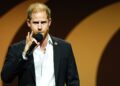 O príncipe Harry deu um gole para mostrar cores verdadeiras enquanto se aparece para 'Bitter Battle'