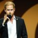 O príncipe Harry deu um gole para mostrar cores verdadeiras enquanto se aparece para 'Bitter Battle'