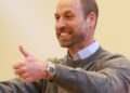 O príncipe William Dons, agora assinou a scruff enquanto estiver em turnê solo para a Estônia (e combina totalmente com ele)