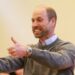 O príncipe William Dons, agora assinou a scruff enquanto estiver em turnê solo para a Estônia (e combina totalmente com ele)