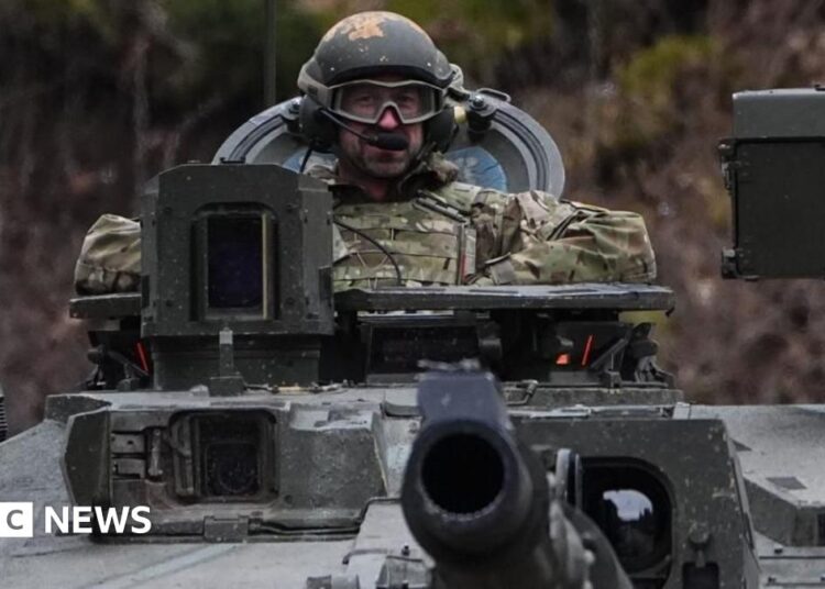 O príncipe William envia uma mensagem do tanque perto da fronteira russa na viagem da Estônia
