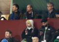 O príncipe William parece tenso enquanto apóia a equipe ao longo da vida durante o confronto principal no Villa Park