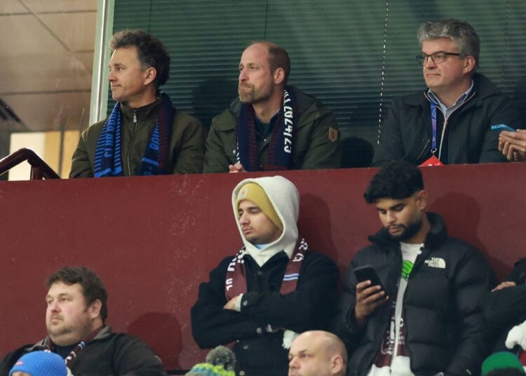 O príncipe William parece tenso enquanto apóia a equipe ao longo da vida durante o confronto principal no Villa Park