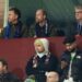 O príncipe William parece tenso enquanto apóia a equipe ao longo da vida durante o confronto principal no Villa Park