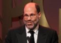 O produtor Scott Rudin, uma vez banido, agora contrito, planeja um grande retorno da Broadway