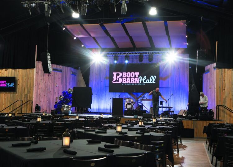 O proprietário do Phil Long Music Hall defende o aluguel do Colorado GOP para o evento com o Firebrand de extrema direita