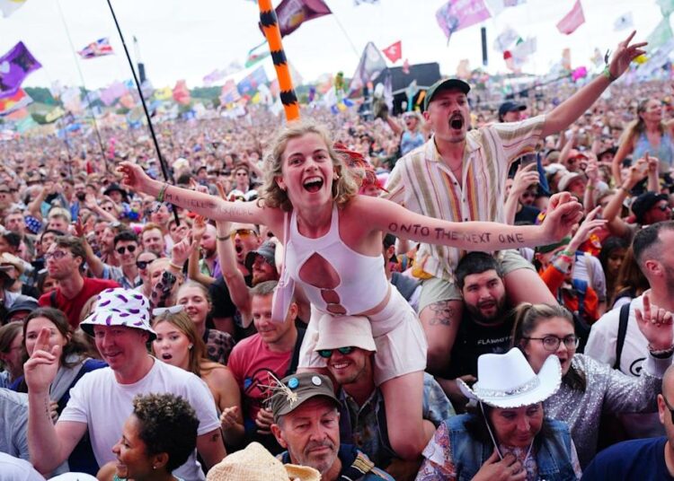 O que é um 'Restival'? Gen Z se transforma em experiências musicais de ficar em casa