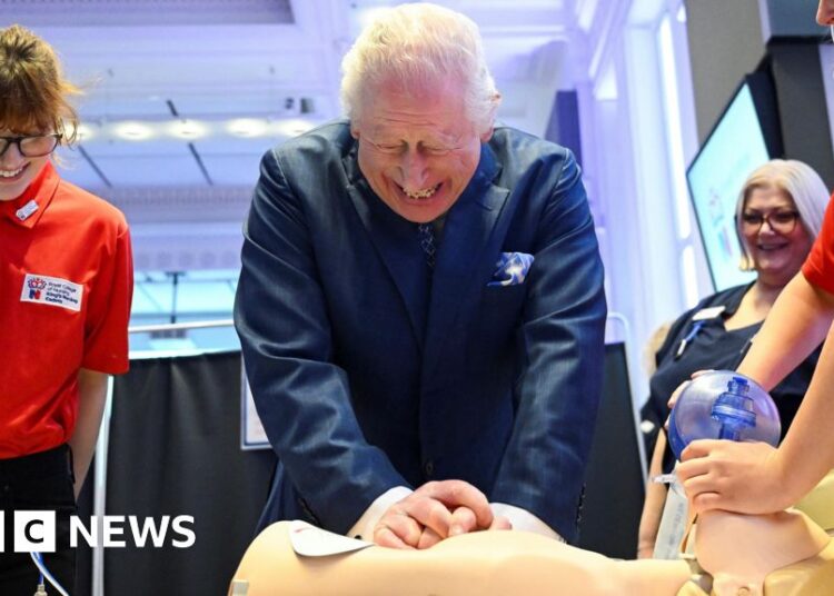 O rei Charles atualiza suas habilidades de RCP em evento de enfermagem em Londres