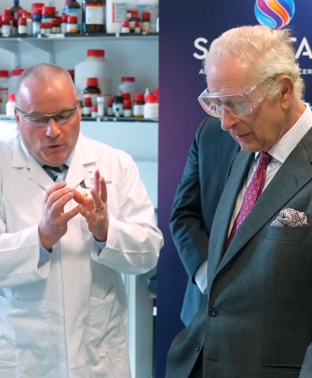 O rei Charles e a rainha Camilla abraçam questões perto de seus corações na Irlanda do Norte