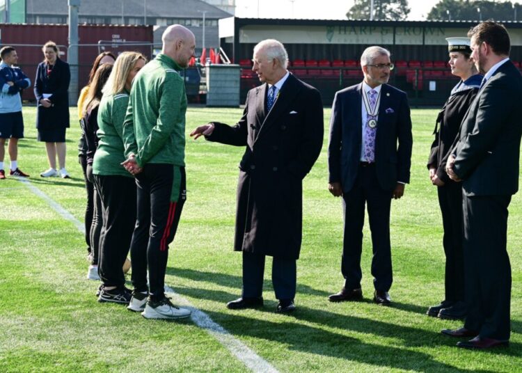 O rei Charles e a rainha Camilla chegam a Belfast para visitar o turbilhão