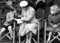 O rei Charles e a rainha Camilla prestam homenagem a suas mães