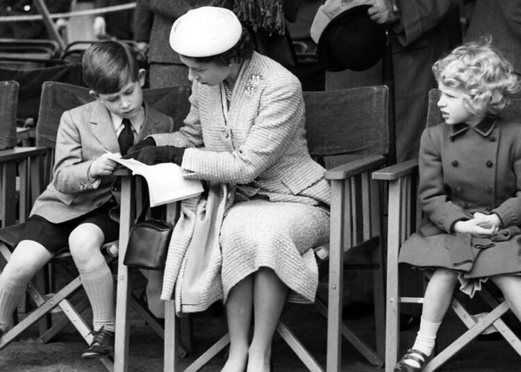 O rei Charles e a rainha Camilla prestam homenagem a suas mães
