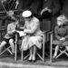 O rei Charles e a rainha Camilla prestam homenagem a suas mães