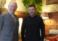 O rei Charles e o presidente Zelensky compartilham saudação calorosa apenas alguns dias após o confronto brutal com Trump