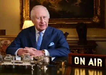 O rei Charles faz anúncio no Palácio de Buckingham depois que a família real emitiu mensagem enigmática