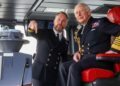 O rei Charles faz uma visita voadora ao carro -chefe da Marinha Real HMS Prince of Wales