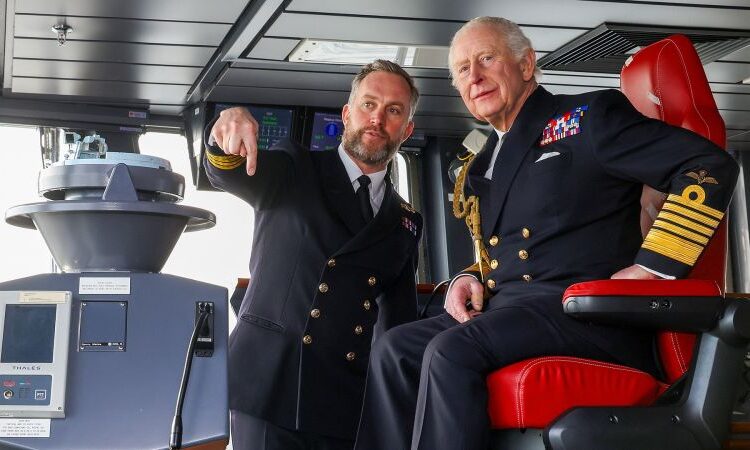 O rei Charles faz uma visita voadora ao carro -chefe da Marinha Real HMS Prince of Wales