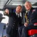O rei Charles faz uma visita voadora ao carro -chefe da Marinha Real HMS Prince of Wales