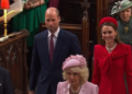 O rei Charles parece alegre quando ele retorna ao serviço do dia da Commonwealth