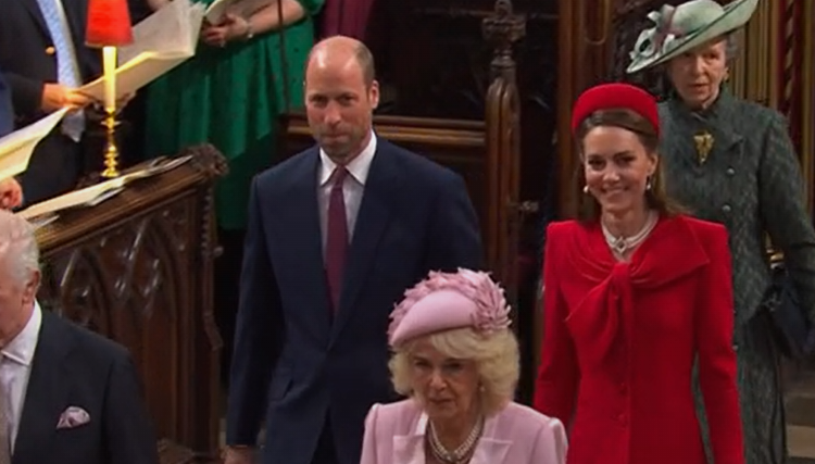 O rei Charles parece alegre quando ele retorna ao serviço do dia da Commonwealth