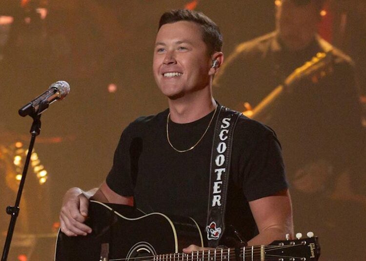 O vencedor do 'American Idol', Scott McCreery, cai para trás no palco durante o show
