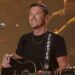 O vencedor do 'American Idol', Scott McCreery, cai para trás no palco durante o show