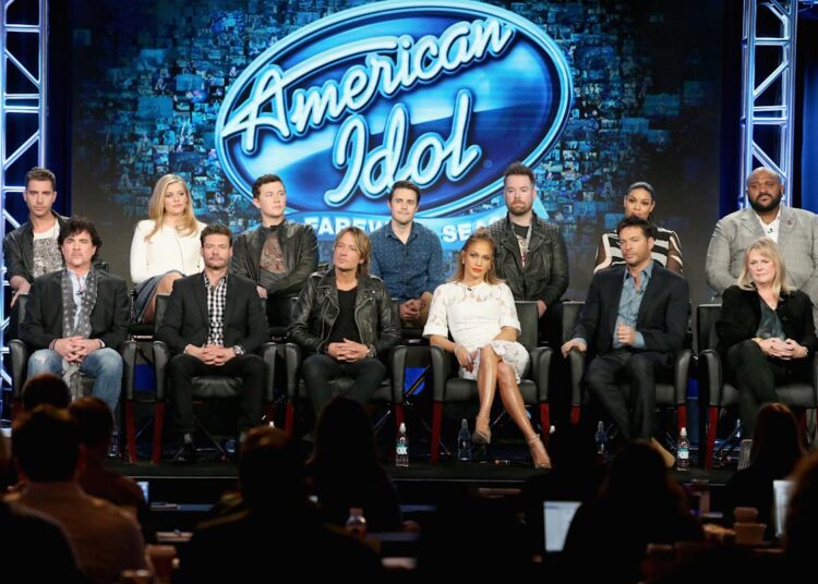 O vencedor do 'American Idol' cai no palco em Irronic aceno para o seu último título de álbum