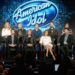 O vencedor do 'American Idol' cai no palco em Irronic aceno para o seu último título de álbum