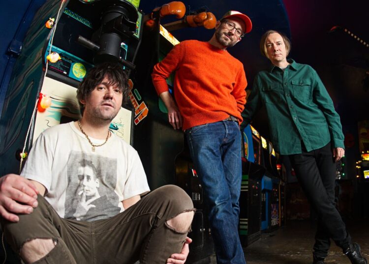 Olhos brilhantes e cursivos compartilham nova música "RecluSe I Don't To Love": Ouça