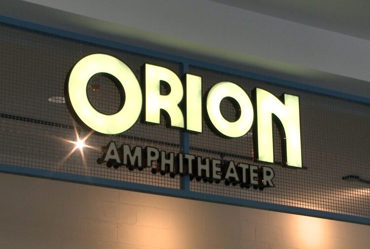 Orion Anphitheater Hospedando o acampamento de carreira para ensinar os alunos sobre a indústria de entretenimento