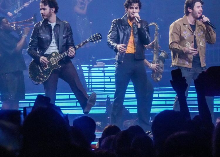 Os Jonas Brothers anunciam datas da turnê de 20 anos, incluindo um concerto em Milwaukee