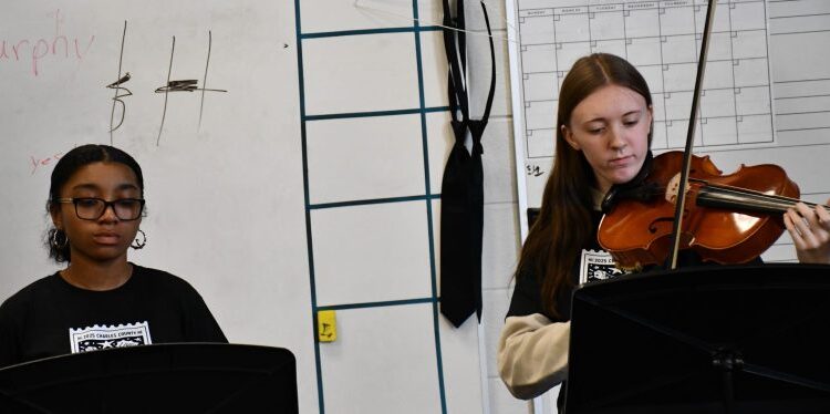 Os alunos do CCPS compartilham seus talentos musicais em eventos instantâneos de concertos