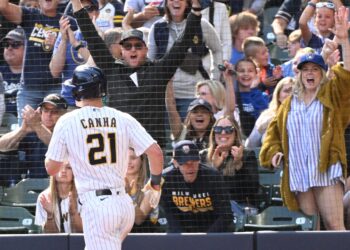 Os cervejeiros resolvem a batalha restante da lista com o último comércio de segundo segundo com o KC Royals