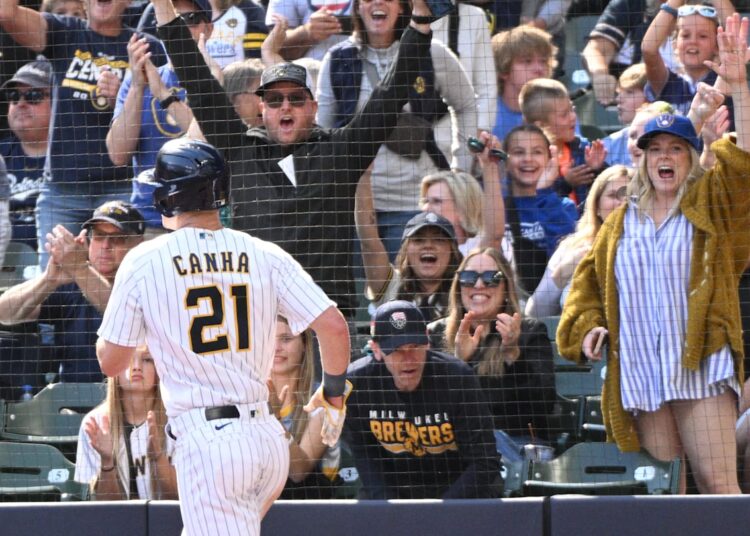 Os cervejeiros resolvem a batalha restante da lista com o último comércio de segundo segundo com o KC Royals