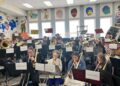 Os estudantes locais exploram música através de vários eventos
