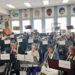 Os estudantes locais exploram música através de vários eventos