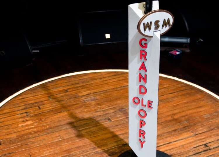 Os eventos Opry 100th Anniversary de Nashville incluem suporte de microfone atualizado